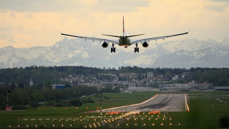 El truco para conseguir vuelos más baratos si evitas los aeropuertos de ciudades principales