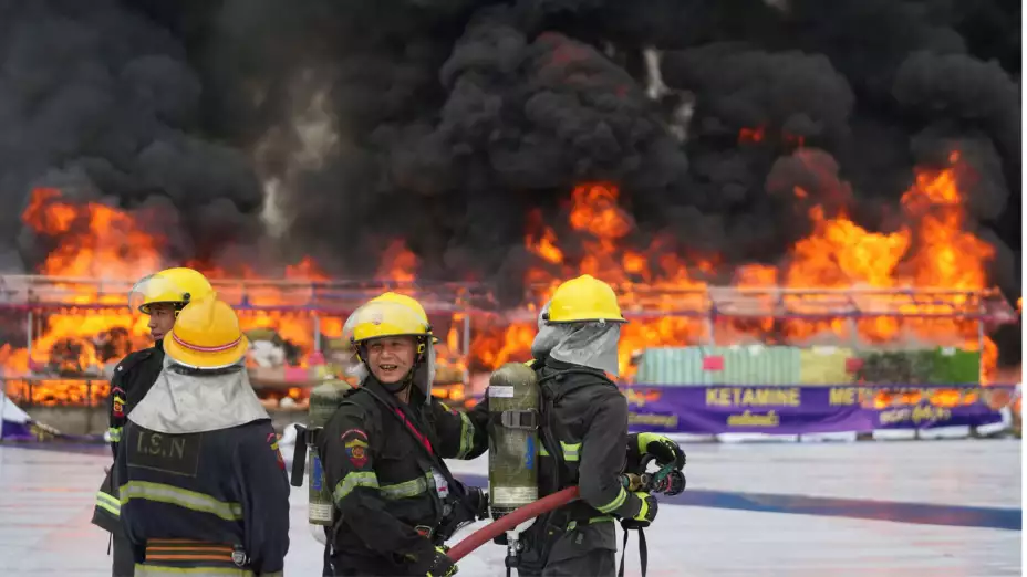 Bomberos queman drogas ilegales en Myanmar.