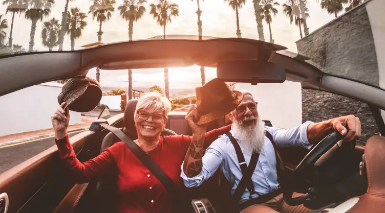 una pareja de jubilados felices viajan en un día soleado