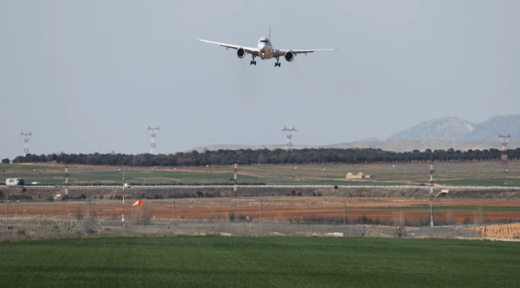 España cierra espacio aéreo a aeronave de EU por guerra entre Irán e Israel