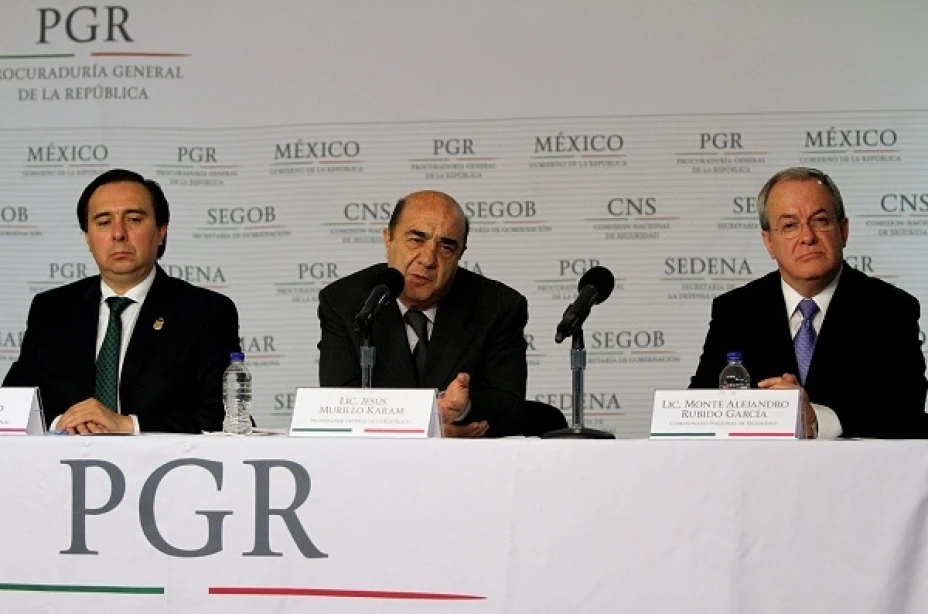 Jesús Murillo Karam (centro), titular de la PGR