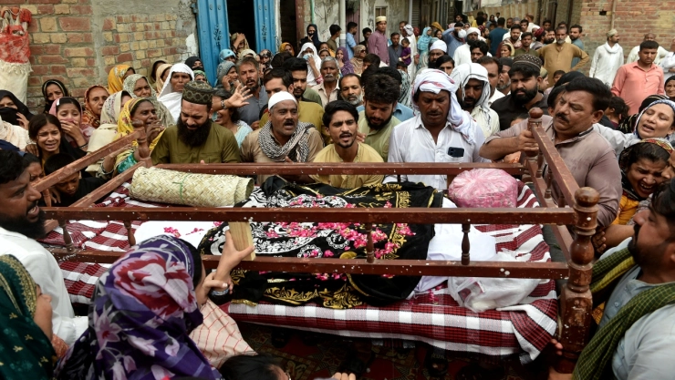 Funeral de un niño en Lahore, Pakistán