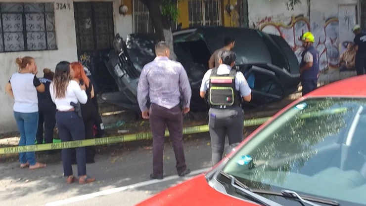 Conductor sufre accidente y se impacta contra casa.