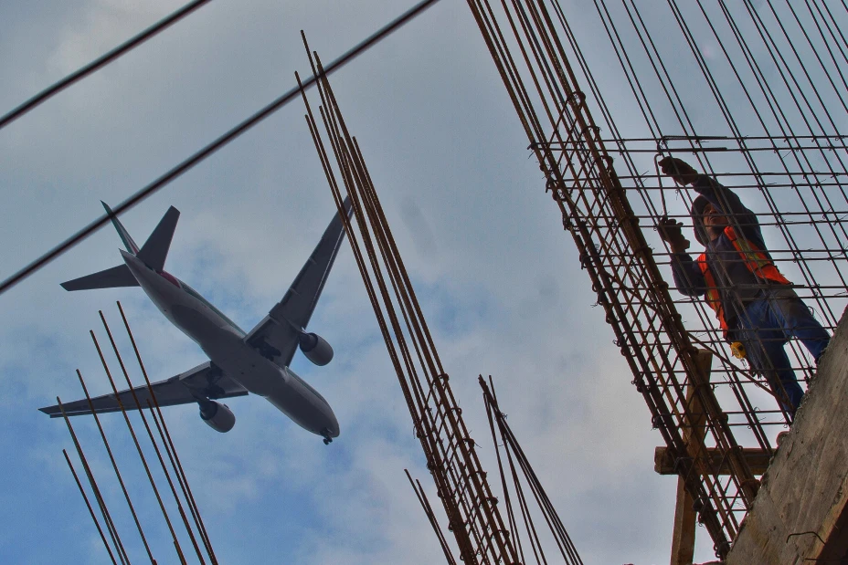 CIUDAD DE MÉXICO, 04SEPTIEMBRE2018.- Un trabajador de la construcción realiza el armado de varillas en una obra cercana al aeropuerto de la Ciudad de México.
FOTO: ISAAC ESQUIVEL /CUARTOSCURO.COM