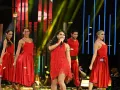 Brisa Santana brilló con luz propia en la semifinal de La Academia 2024, deslumbrando al público con una actuación llena de energía y carisma. Su disfrute en el escenario era evidente, y para sorpresa de todos, realizó un impactante cambio de vestuario en cuestión de segundos que dejó a todos boquiabiertos. Lola Cortés elogió su presentación, calificándola como más que maravillosa y expresando su fascinación por cada detalle.