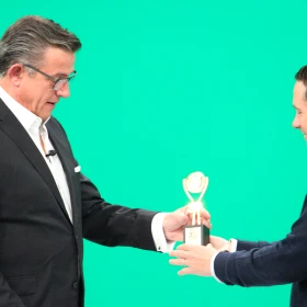 Benjamín Salinas entregó un especial reconocimiento a Jorge Garralda por estos 30 años de A Quien Corresponda