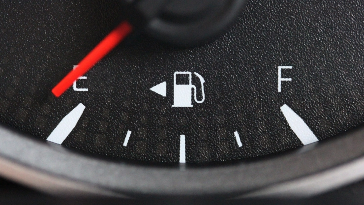 Tablero de un auto con indicaciones del estado del combustible