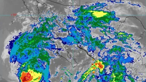 Autoridades emiten alertas por tormenta Mario: lluvias puntuales y oleaje elevado en la península de Baja California