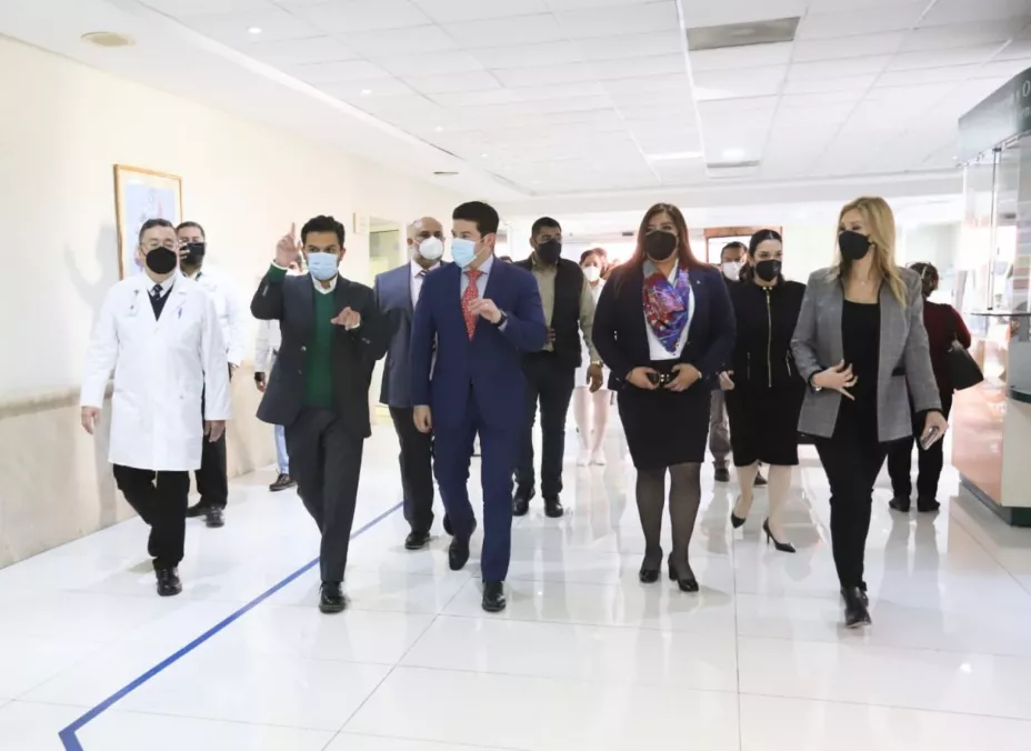 IMSS zoe robledo y personal medico.jpeg