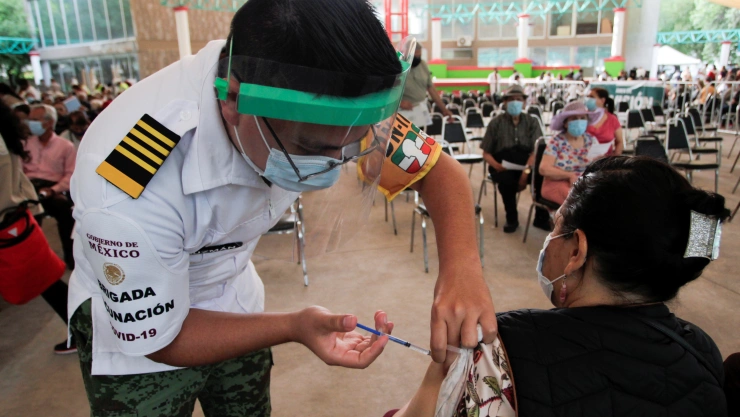 Aplicarán dosis de refuerzo a mayores de 50 en CDMX