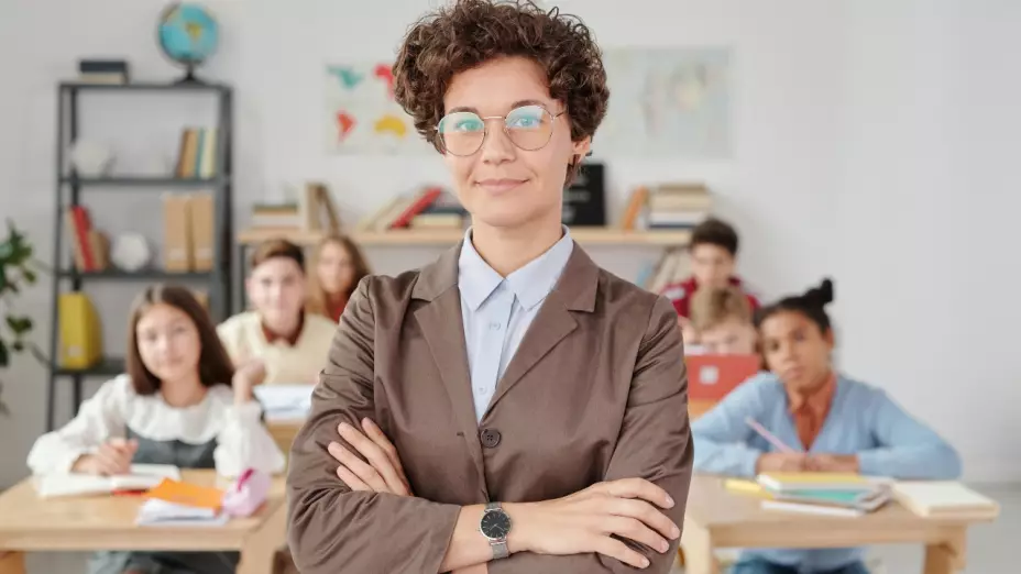 Día del Maestro 2024: Profe usa corridos para enseñar las tablas y las partes del cuerpo