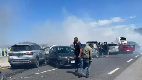 Se registra choque múltiple en la autopista Naucalpan-Toluca; se movilizan servicios de emergencia