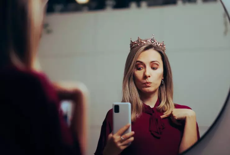 Descubre lo que la psicolog&iacute;a revela sobre quienes solo hablan de s&iacute; mismos y qu&eacute; podr&iacute;an estar escondiendo 