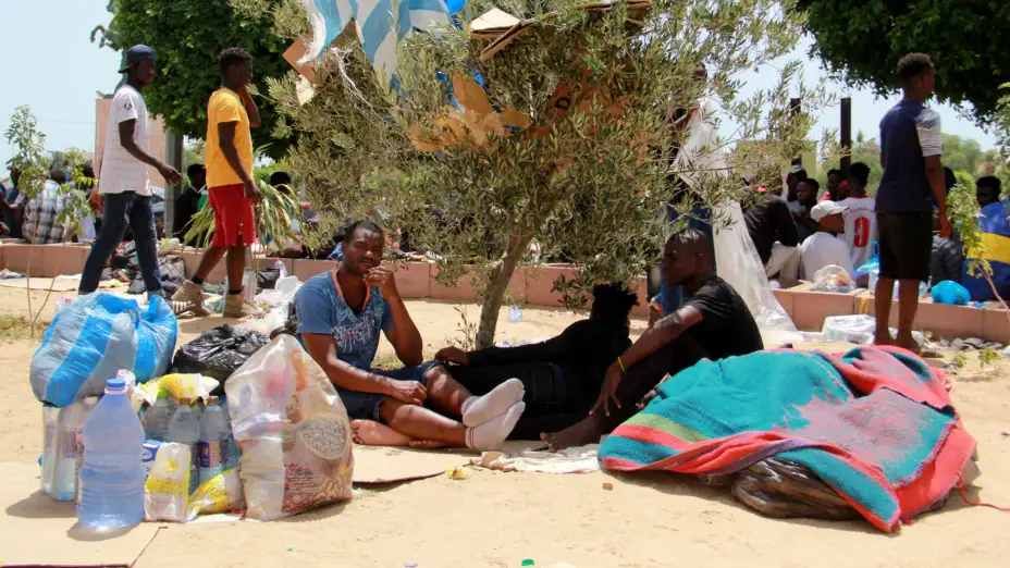 Migrantes descansan en Sfax, en la costa este de Túnez,