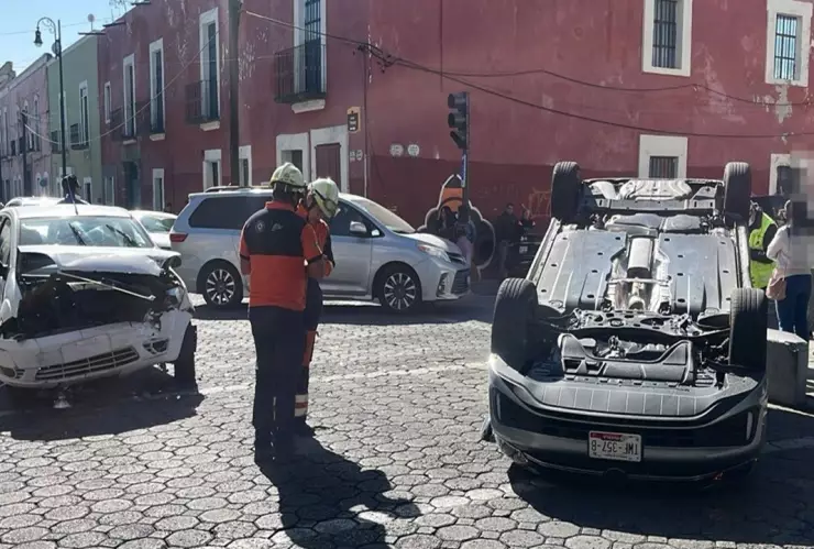 Accidente provoca tráfico en pleno Centro Histórico de Puebla hoy; hay lesioandos
