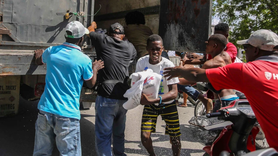 Haitianos acuden por ayuda de alimento luego de terremoto