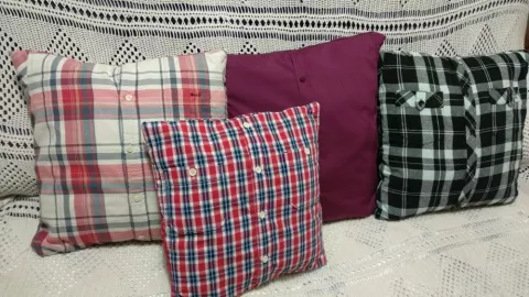 Cojines con ropa vieja