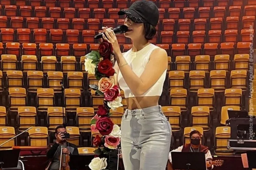 Ángela Aguilar ensayando.jpg