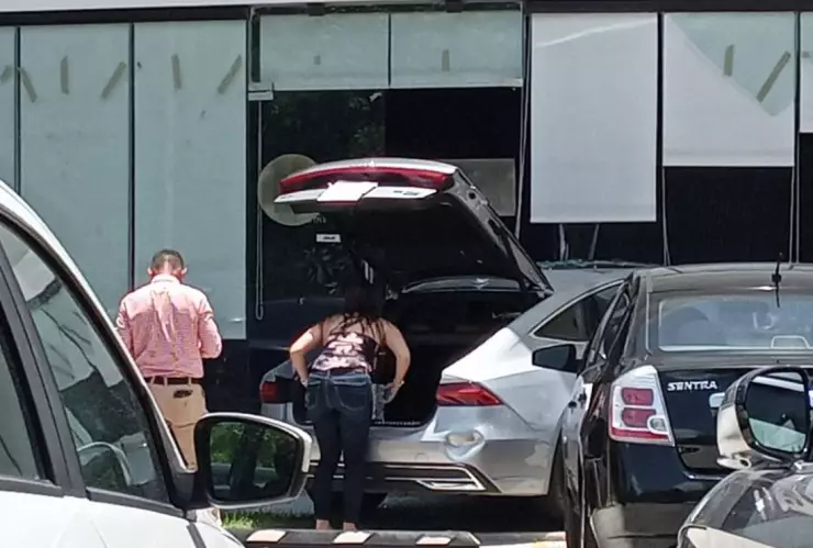 Sujeto se mete con todo y carro a un local de una plaza al norte de Mérida