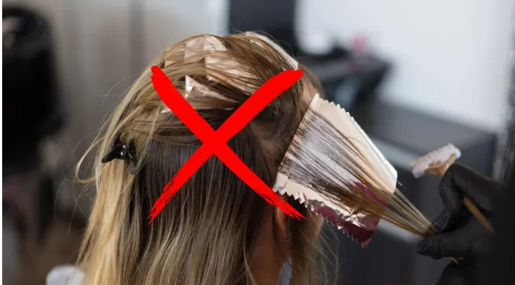El error con el tinte cuando te dejas las canas que los dermatólogos advierten