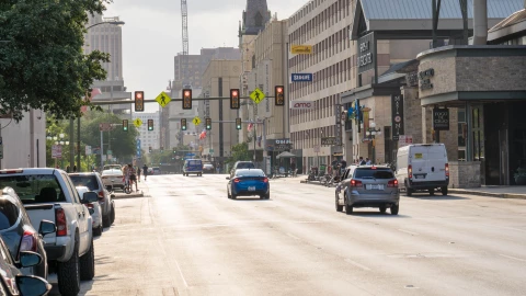 Autos en las calles de San Antonio, Texas