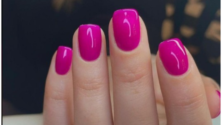 diseño de uñas fucsia cortas