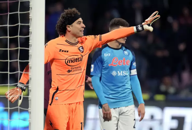 Guillermo Ochoa ante el Napoli