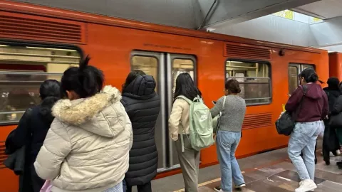 L&iacute;neas del Metro y Metrob&uacute;s con retrasos y aglomeraciones 