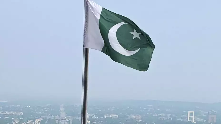 Bandera paquistaní ondea en Islamabad, Pakistán.