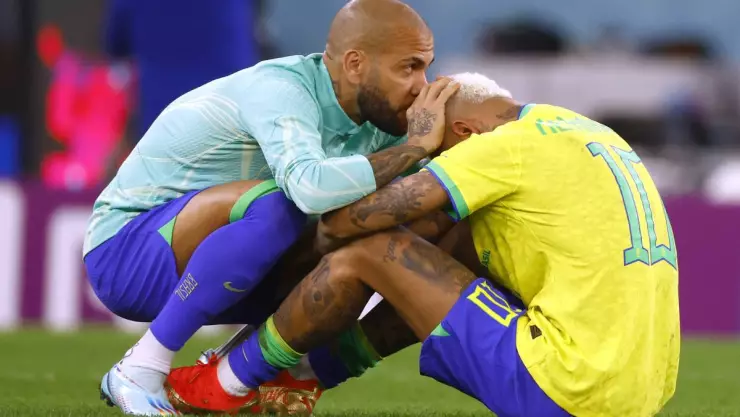 Dani Alves consuela a Neymar tras eliminación de Brasil