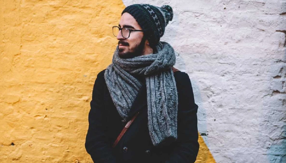 Joven bien abrigado por el frío