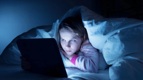 Niña desvelándose