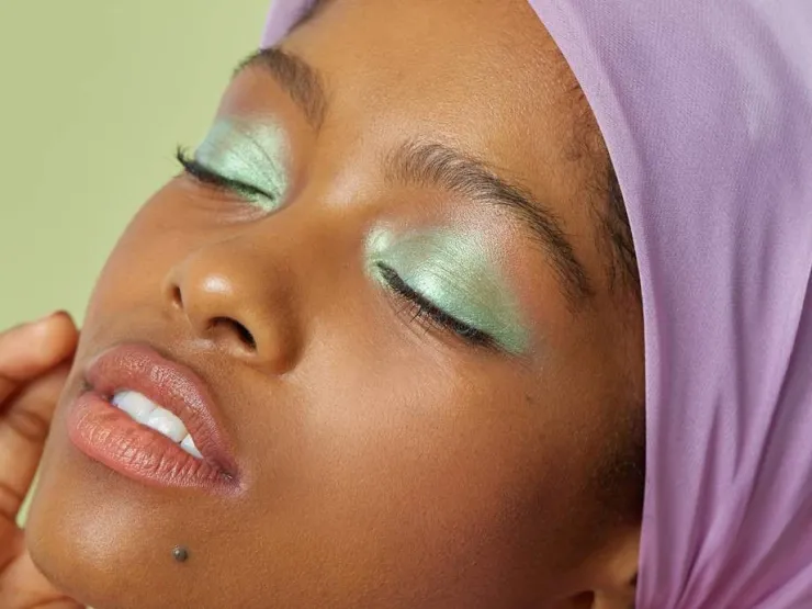 Las sombras verdes resaltan las pieles morenas y los ojos oscuros