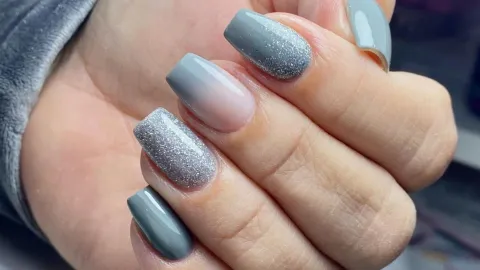 uñas grises
