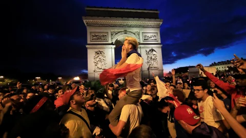 Franceses festejan en París