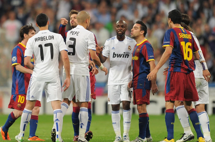 Frente al Real Madrid, jugó 42 encuentros totales; en ellos, con el Barcelona ganó 17 partidos, empató 12 y perdió 13 Clásicos.