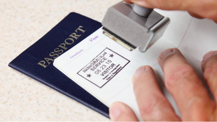 Qué pasa si te rompen la visa en Estados Unidos
