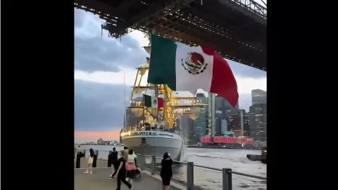 Colisión del Buque Escuela Cuauhtémoc contra el Puente de Brooklyn.