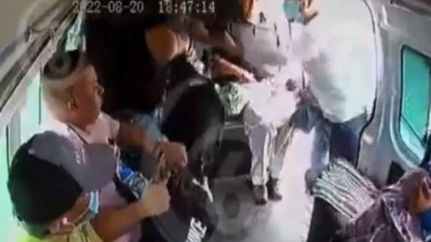 Bajan a ladrón de combi a mochilazos