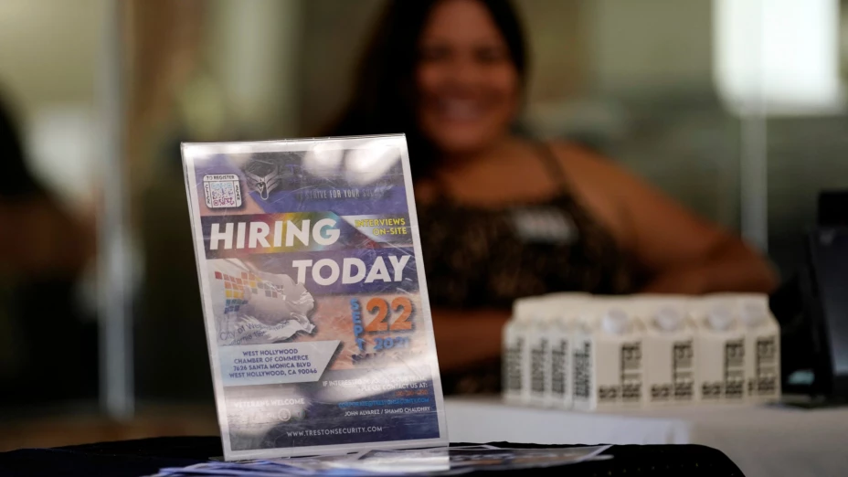 Aviso de contrataciones en feria de trabajo en Los Ángeles, EU