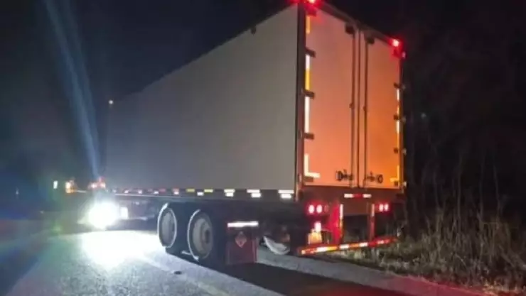 ¡Precaución! Se registró un fuerte ACCIDENTE entre camión de pasajeros y tráiler en la Kinchil - Celestún
