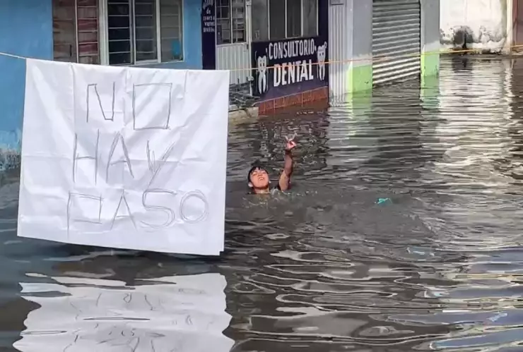 VIDEO: Niños nadan en aguas negras de Ecatepec durante inundación en Edomex