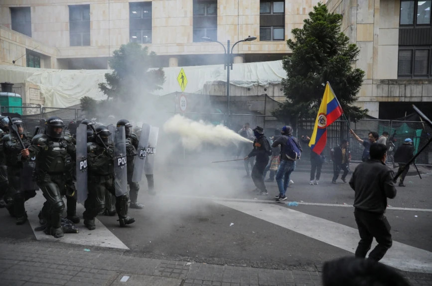 Manifestaciones en Colombia terminan en disturbios.
