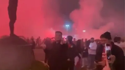 Fanático de futbol esparce cenizas de su tío en estadio rival.