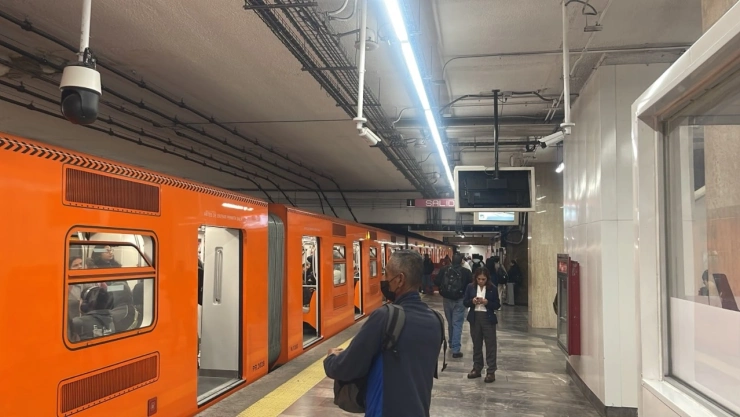 Tren del metro en estación de Línea 1.