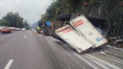 Tráiler volcó en accidente sobre la autopista Puebla-Córdoba hoy: Hay cierre vial