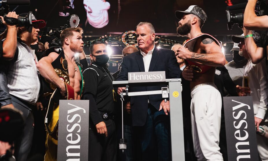 Canelo Álvarez vs Caleb Plant horario y dónde ver en vivo.