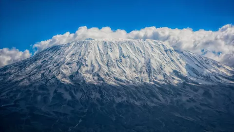 Helicóptero se estrella en el monte Kilimanjaro y mueren cinco personas
