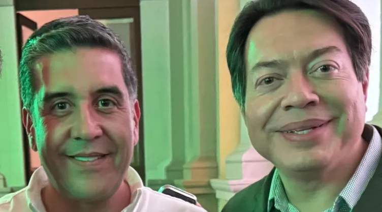 Chema Tapia con el secretario de Educación, Mario Delgado.