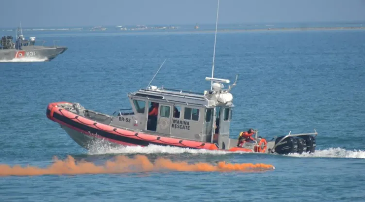Rescata Marina a 28 jóvenes en barco en Sinaloa; 27 son menores de edad